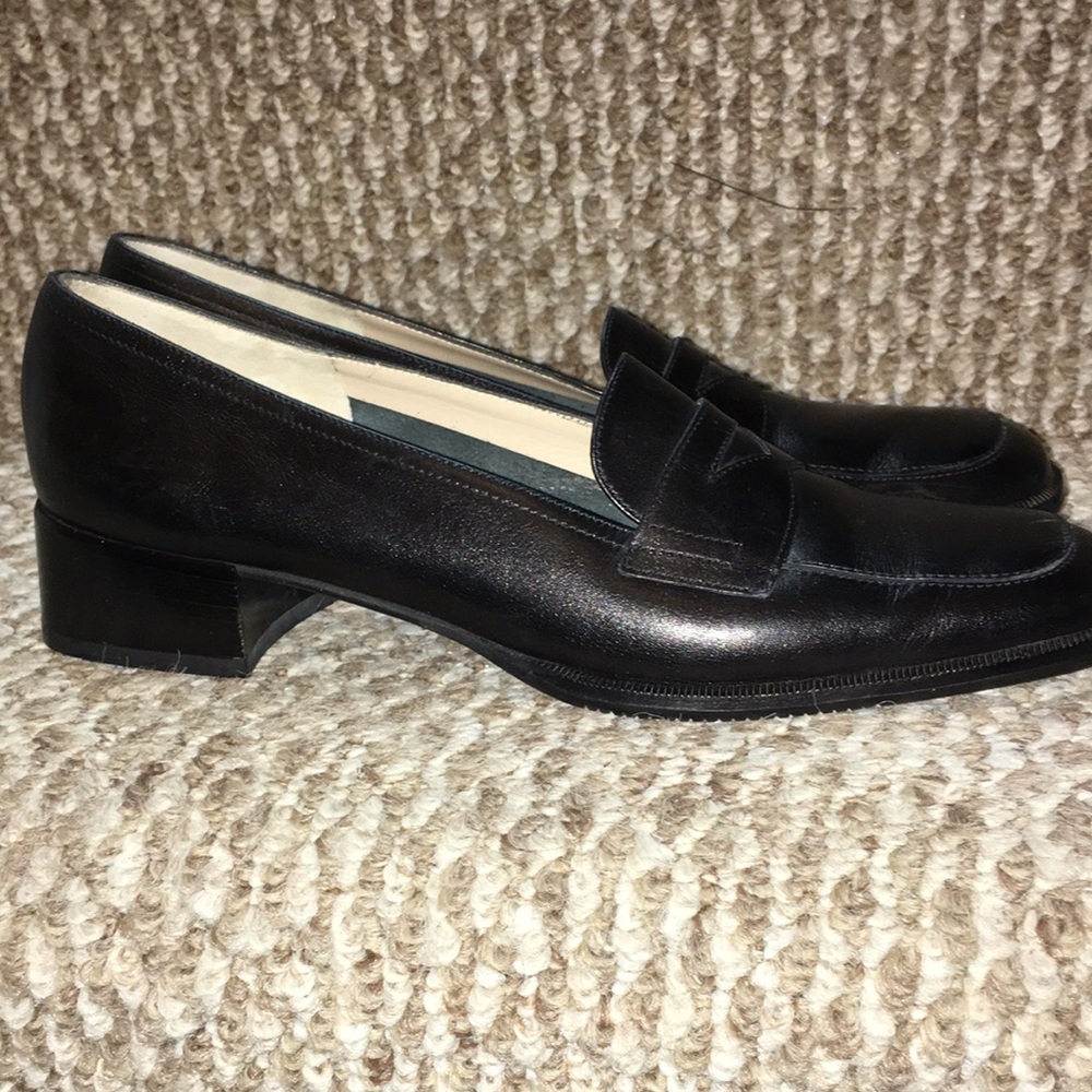 NWOT SALVATORE FERRAGAMO BLACK REAL LEATHER LOAFER EUC. Size 8 Narrow